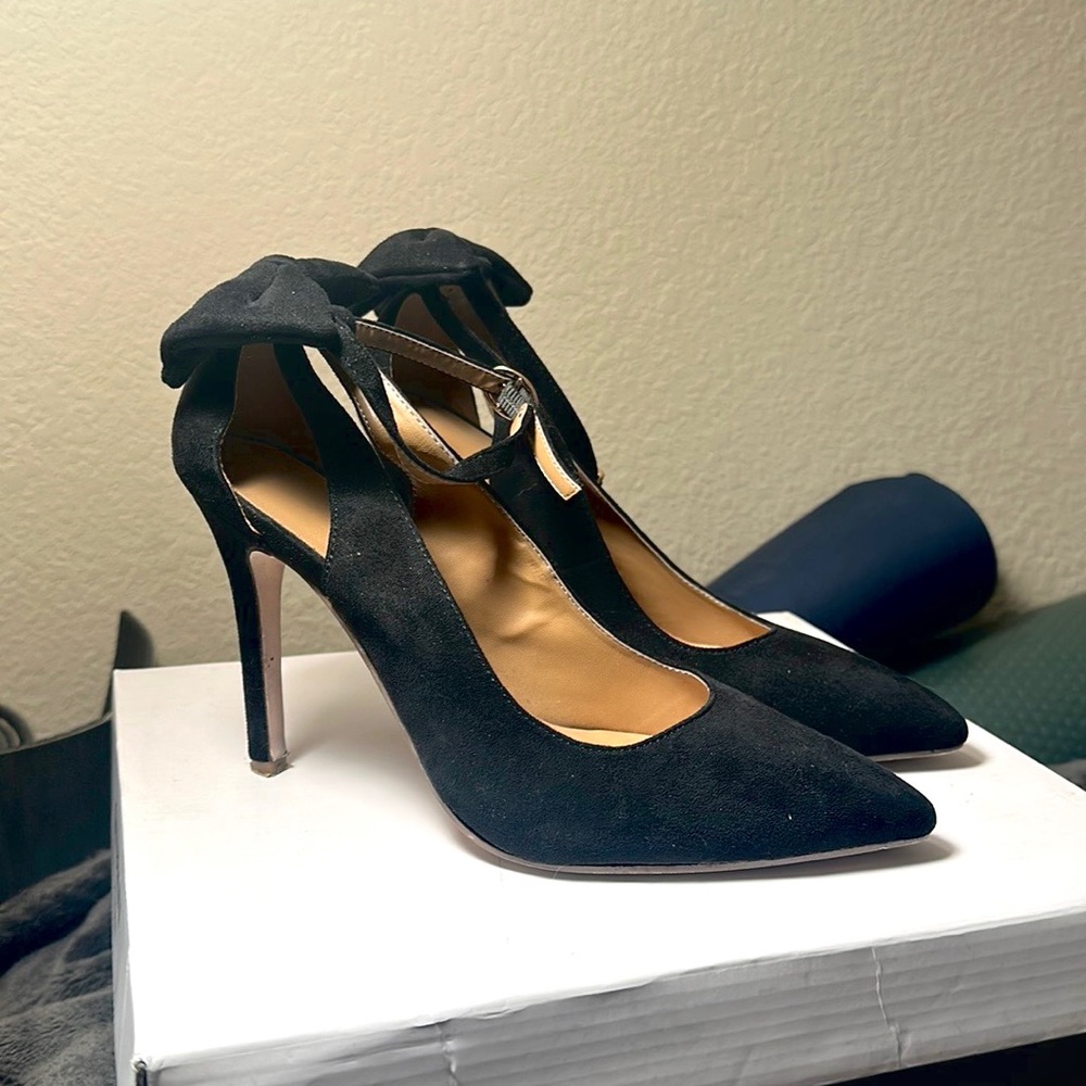 Ankle strap stiletto pumps